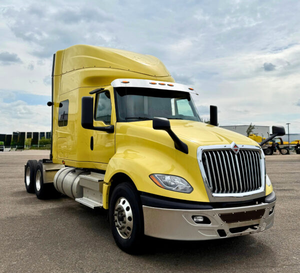 2019 INTERNATIONAL LT625 - Image 2