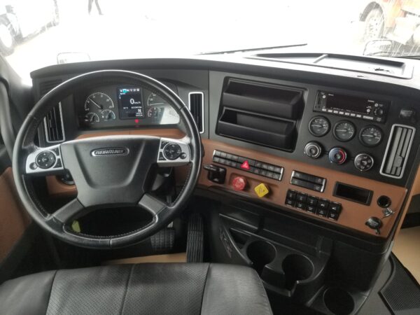 2022 Freightliner Cascadia - Image 4