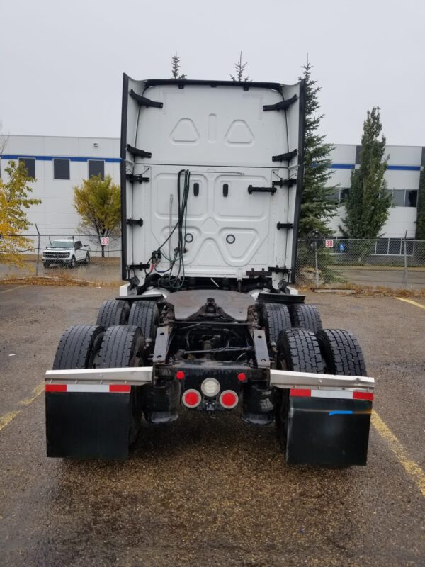 2022 Freightliner Cascadia - Image 8